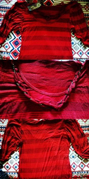 Blusa vermelha + colar.