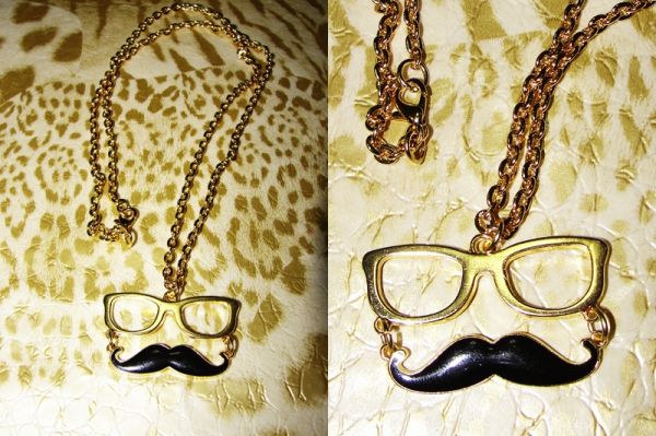 Colar óculos-bigode.